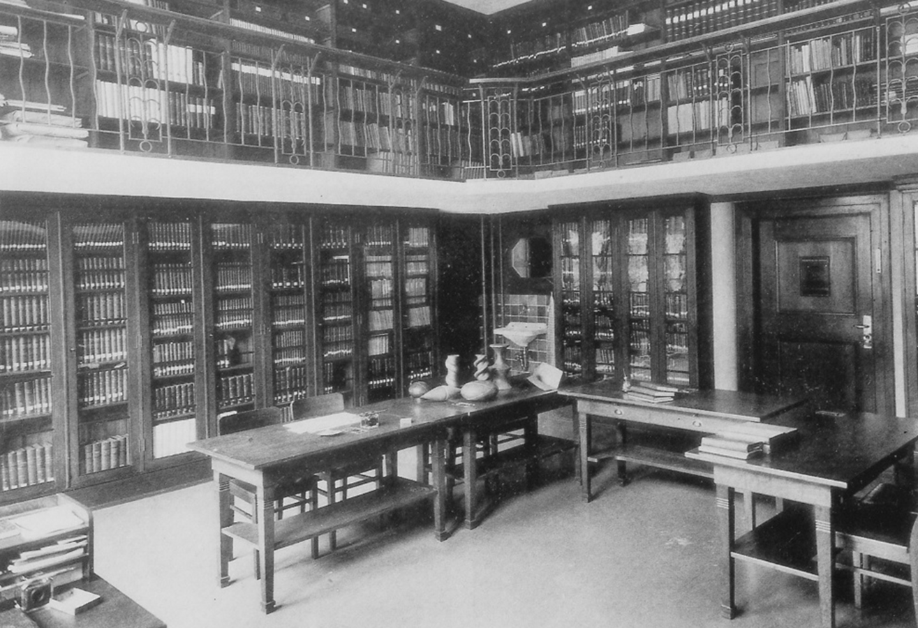Bibliothek des Mathematischen Seminars mit math. Modellen, Bestelmeyer Süd Gebäude, ca. 1930