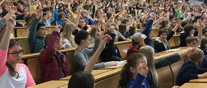 Schüler:innen im Hörsaal