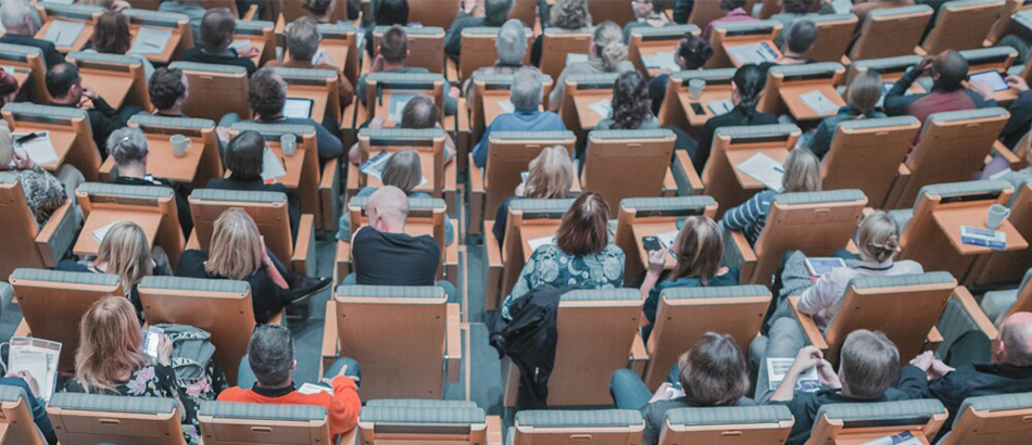 Menschen im Hörsaal